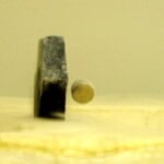 Flux pinning holder en magnet fast ved siden af en superleder.