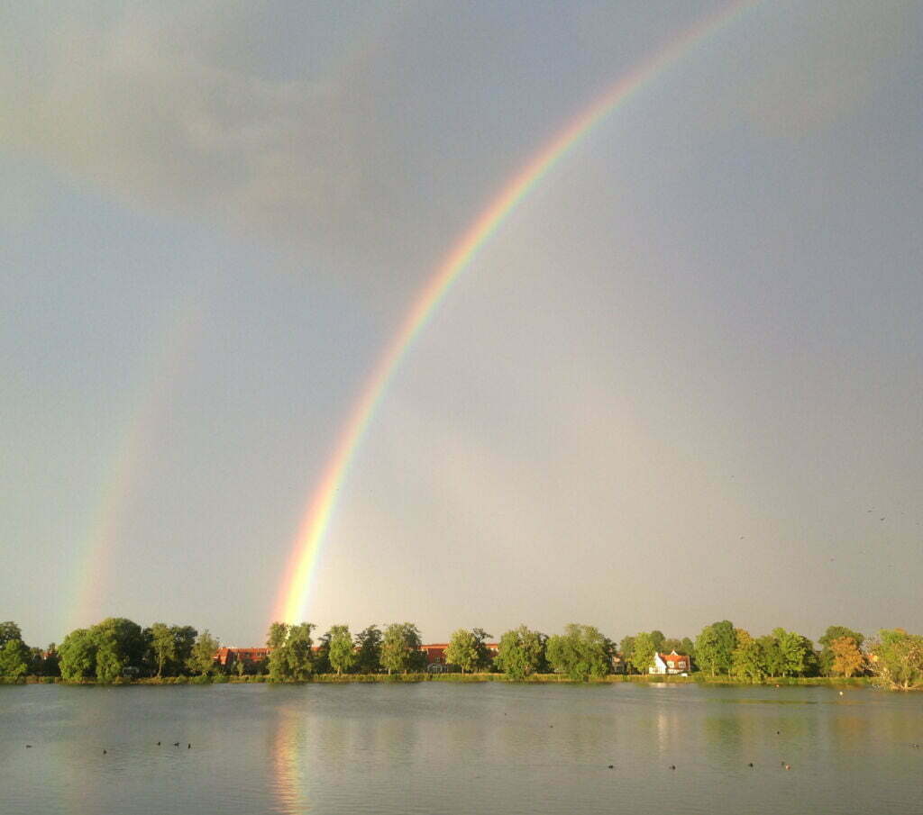Smuk regnbue over søen