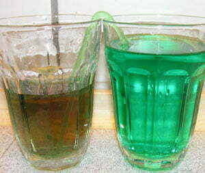 Fyld sugerøret med vand og placer hver ende under vandstanden i hver sit glas.