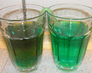 Når vandstanden i de to glas er den samme, stopper transporten af vand fra det ene glas til det andet.