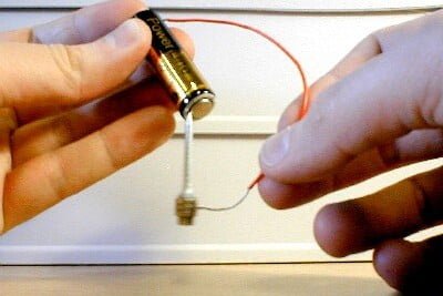 Viser simpel unipolar elektromotor. Skrue og magnet roterer meget hurtigt.