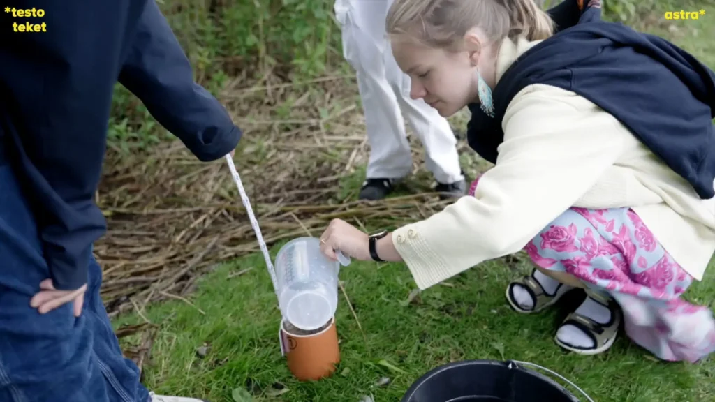 Fotoet viser elever, der undersøger en jordprøve-