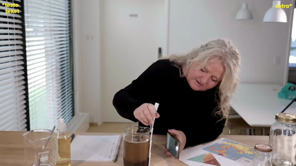 Fotoet viser en person, der undersøger en jordprøve.